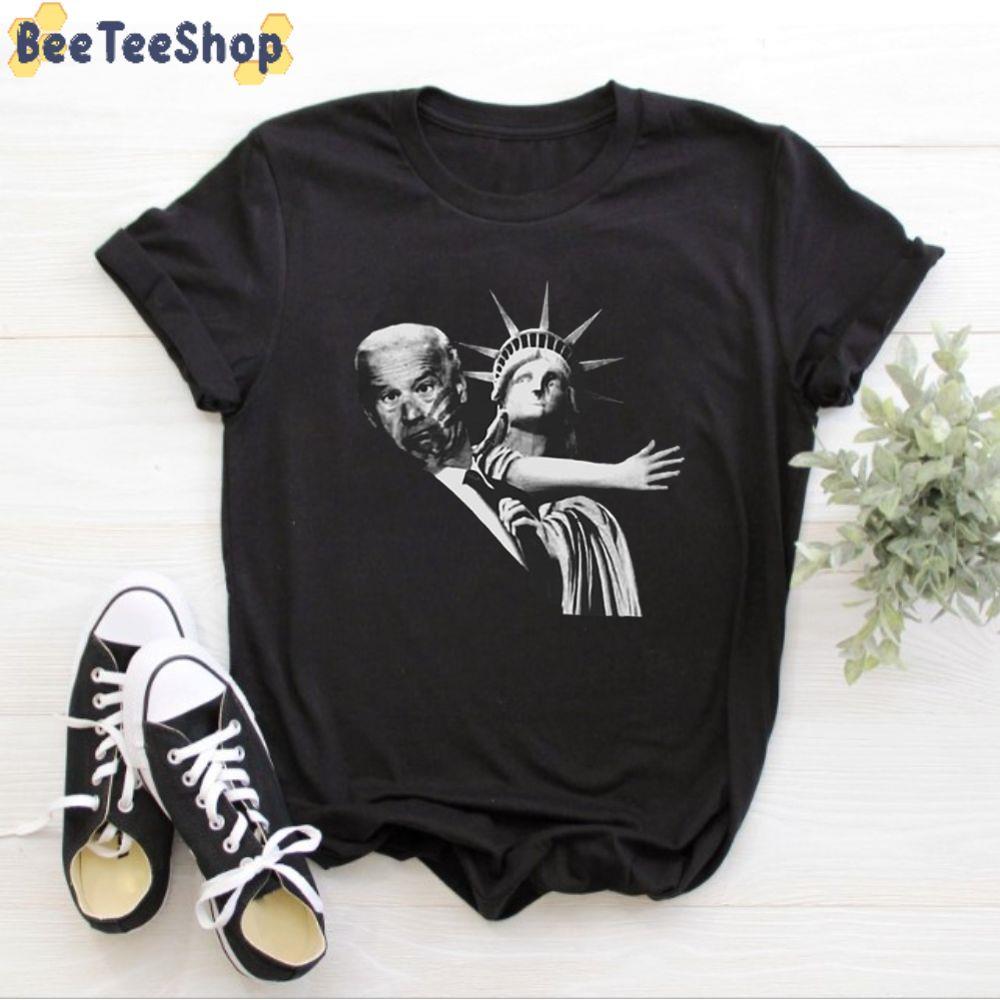 Funny Liberty Of Statue Use Her Hand With Joe Biden Unisex T-Shirt Funny Liberty Of Statue Use Her Hand With Joe Biden Unisex T-Shirt