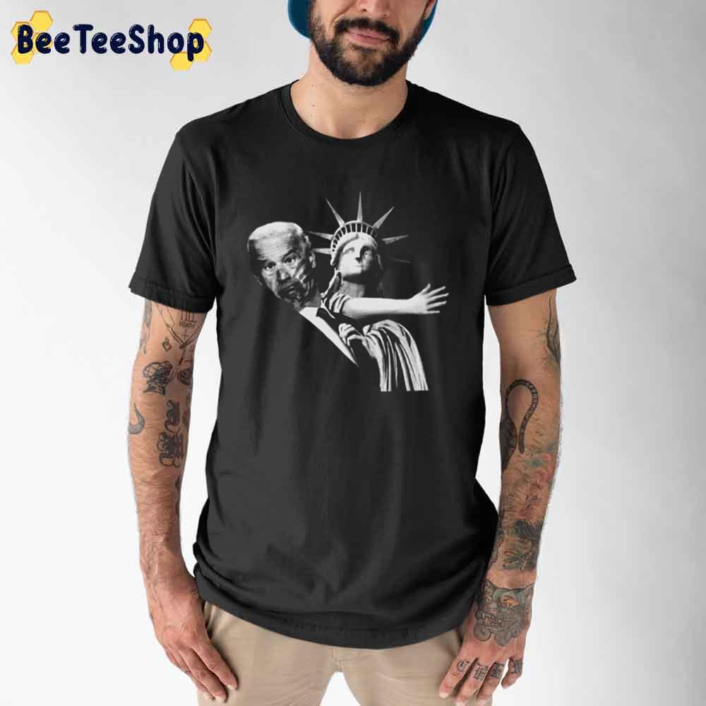 Funny Liberty Of Statue Use Her Hand With Joe Biden Unisex T-Shirt Funny Liberty Of Statue Use Her Hand With Joe Biden Unisex T-Shirt