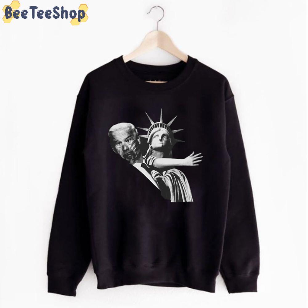 Funny Liberty Of Statue Use Her Hand With Joe Biden Unisex T-Shirt Funny Liberty Of Statue Use Her Hand With Joe Biden Unisex T-Shirt