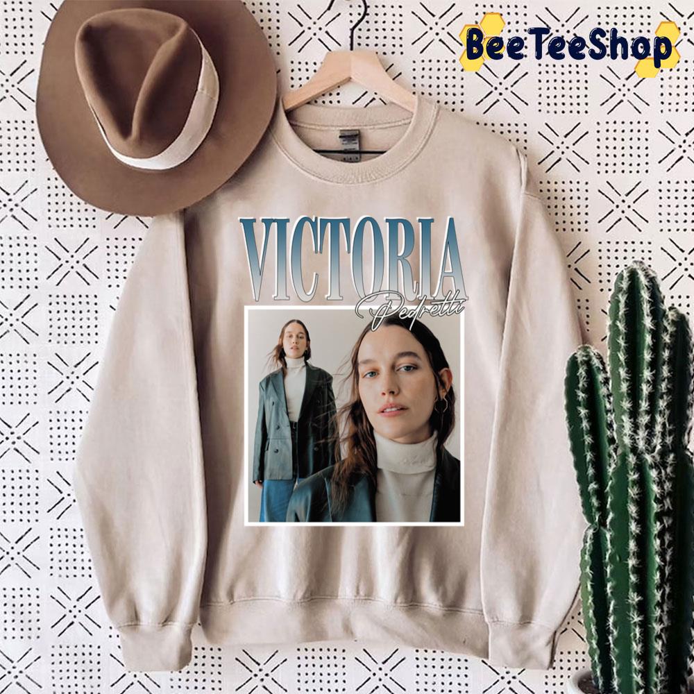 Victoria Pedretti 90's Vintage Art Unisex Sweatshirt Victoria Pedretti 90's Vintage Art Unisex Sweatshirt