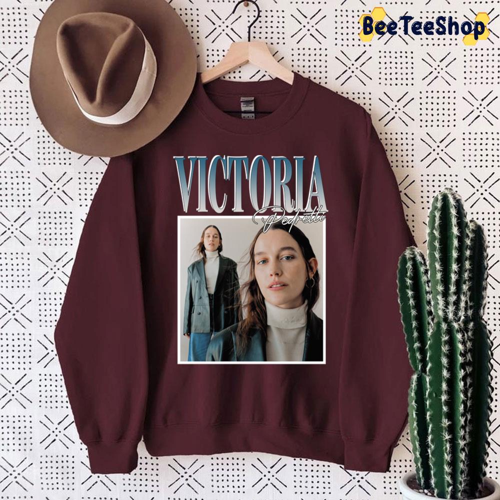 Victoria Pedretti 90's Vintage Art Unisex Sweatshirt Victoria Pedretti 90's Vintage Art Unisex Sweatshirt